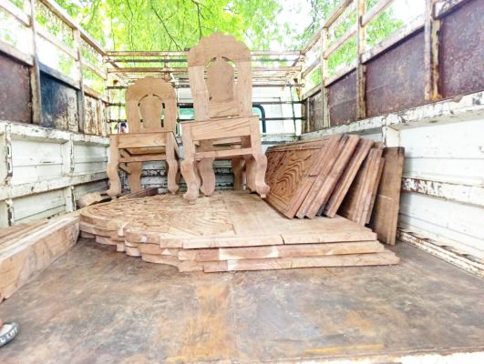 छापा, डेढ़ लाख के फर्नीचर व सागौन लकड़ी जब्त