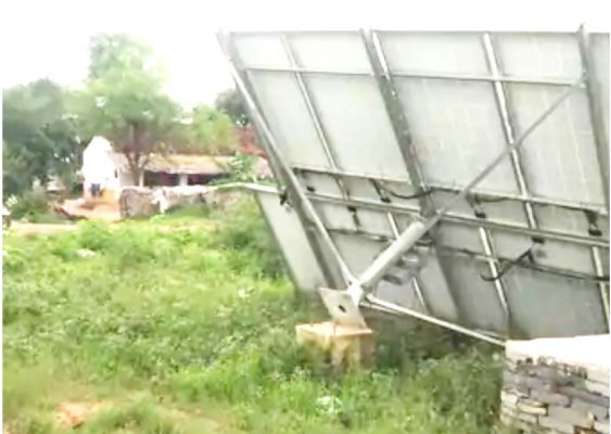 एक साल पहले लगाई सोलर प्लेट आंधी से उखड़ी: अब तक सुधार नहीं, गांव में पानी की किल्लत