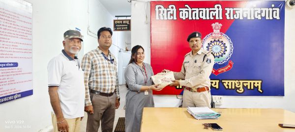 महिला का गुम पर्स पुलिस ने ढूंढकर सौंपा