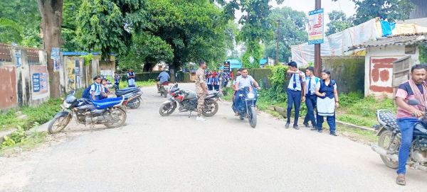 पीएम सेजेस स्कूल मार्ग पर पुलिस जवान की तैनाती
