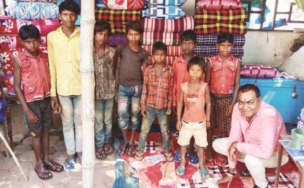 जनचेतना मंच जरूरतमंद बच्चों को दे रही है चरणपादुका