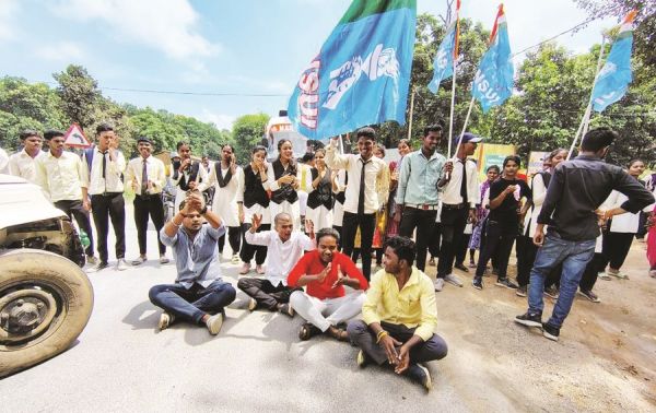 जर्जर सडक़, छात्र-छात्राओं का एनएच पर चक्काजाम