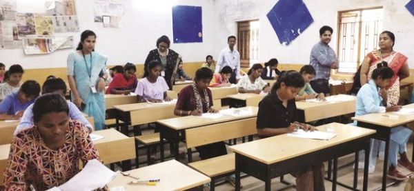 नर्स बनने 414 आदिवासी छात्राओं ने दी परीक्षा