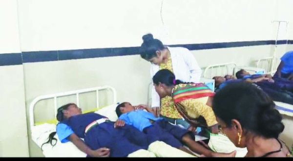 दाल में छिपकली, 23 बच्चों  की बिगड़ी तबीयत, भर्ती