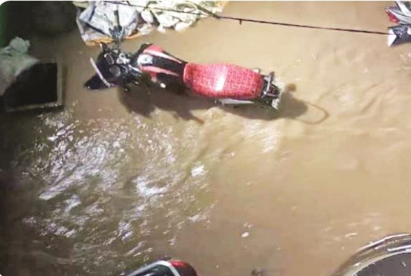 मूसलाधार बारिश से कई घरों में भरा पानी, सडक़ जलमग्न