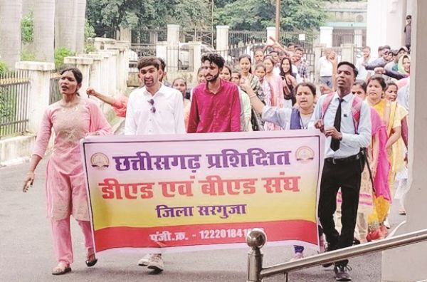 सैकड़ों युवाओं ने निकाली रैली, शिक्षक भर्ती शुरू करने ज्ञापन