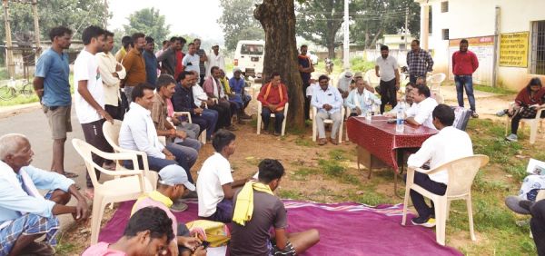 कलेक्टर पहुंचे गांवों में, कोल ब्लॉक प्रभावित ग्रामीणों से की मुलाकात