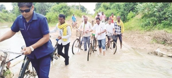 बिन्द्रानवागढ़ विधायक साइकिल चलाकर पहुंचे ग्रामीणों की समस्या सुनने