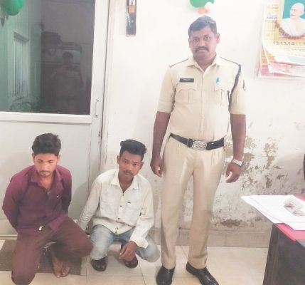 अवैध महुआ शराब संग दो युवक गिरफ्तार