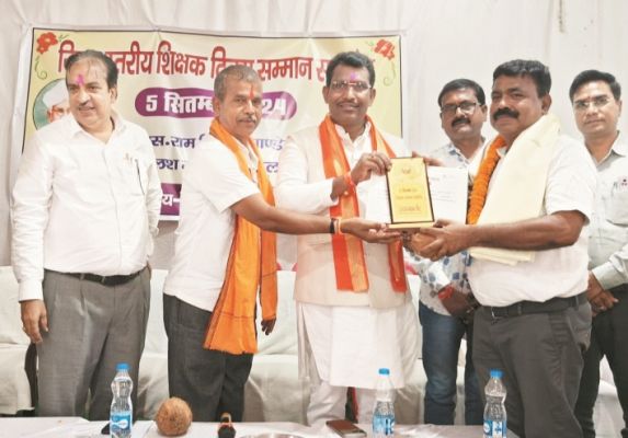 उत्कृष्ट शिक्षक के रूप में गिरीश शर्मा का सम्मान
