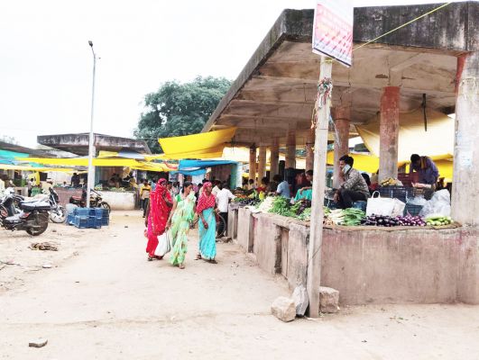 सडक़ों से वापस चबूतरों पर आया सब्जी बाजार, मिली राहत