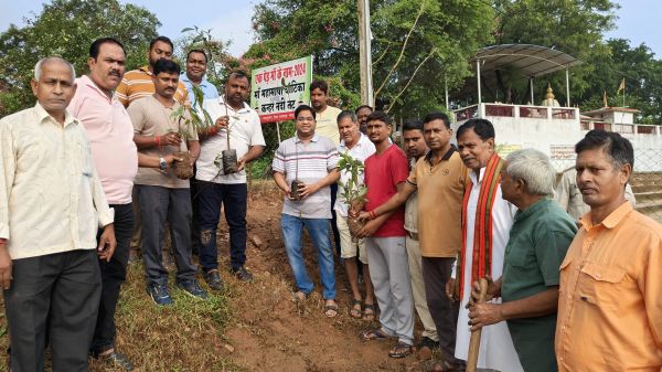 एक पेड़ माँ के नाम अभियान के तहत पौधरोपण