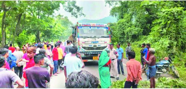 ट्रेलर की ठोकर से दामाद  की मौत, ससुर गंभीर