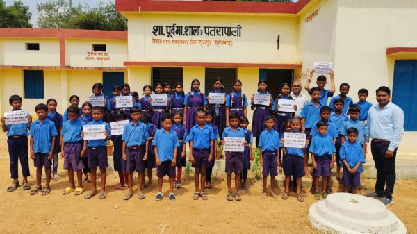 मानव श्रृंखला बना शपथ दिला निकाली साक्षरता रैली