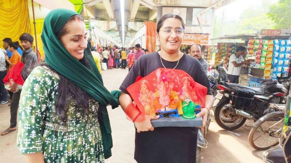 बाजे-गाजे और जयघोष के साथ घर  और पंडालों में विराजे श्रीगणेश