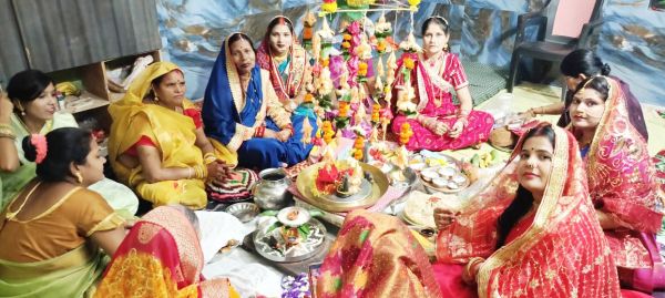 पति की लम्बी उम्र के लिए सुहागिनों ने रखा तीज व्रत
