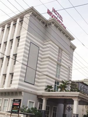  होटल इन्विटेशन को गिराए जाने नोटिस जारी