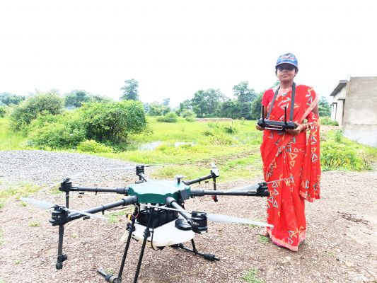 चूल्हा-चौका संग निरूपा उड़ाती है ड्रोन