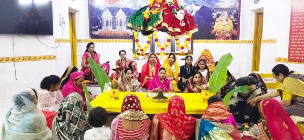 निर्जला रहकर महिलाओं ने की शिव-पार्वती की पूजा