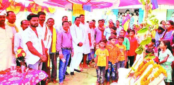 नवाखाई पर्व पर बुटेंगा पहुंचे विधायक जनक, ग्रामीणों की सुनीं समस्याएं
