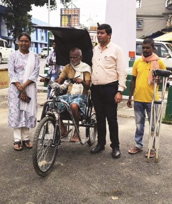 दिव्यांगों को ट्राईसिकल
