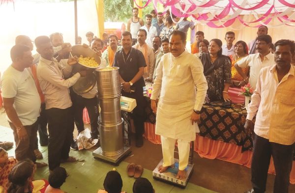 विधायक विक्रम उसेण्डी को रसगुल्ला से तौला