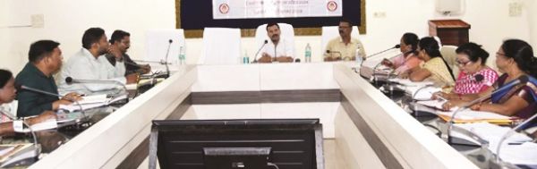 आंगनबाडिय़ों के असंतोषजनक संचालन और बच्चों की कम उपस्थिति पर कलेक्टर ने लगाई फटकार