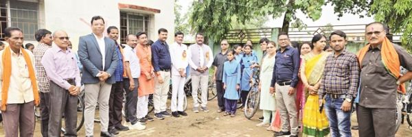 छात्राओं को मिली साइकिल, चेहरे खिले