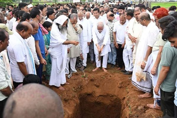 पूर्व गृहमंत्री की पत्नी के अंतिम संस्कार में शामिल हुए पूर्व सीएम समेत कई दिग्गज