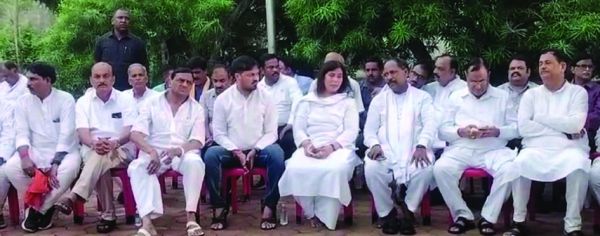 सांसद सरोज के पिता की अंत्येष्टि में शामिल हुए भाजपा-कांग्रेस नेता
