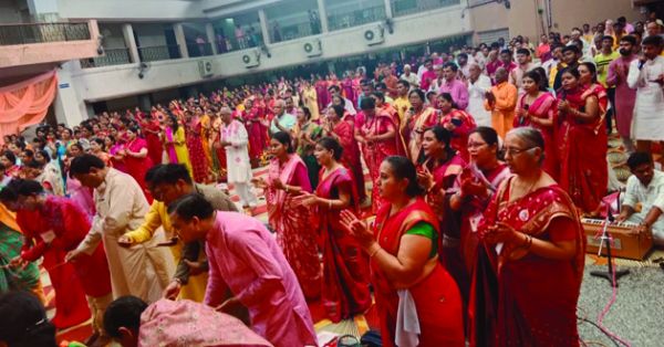 गणेश पूजा महोत्सव में जुटे सहयोगी