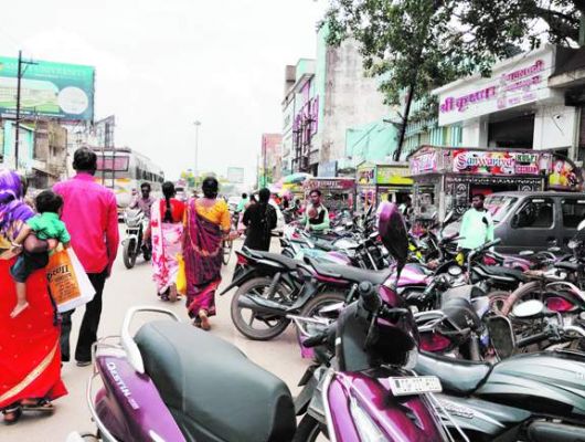 पौने दो करोड़ से बने पाथवे पर दुकानों से वसूल रहे रुपए