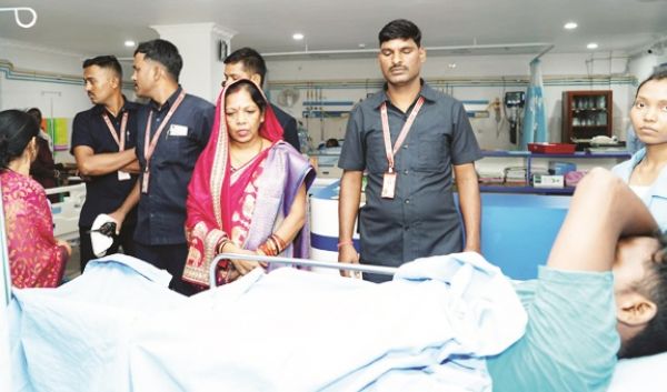 कौशल्या साय ने पक्षाघात से पीडि़त सीआरपीएफ जवान से अस्पताल में मुलाकात कर हालचाल जाना