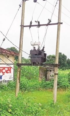 ट्रांसफार्मर खराब, हफ्ते भर से अंधेरे में ग्रामीण