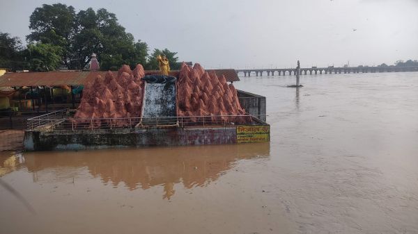 पैरी, सोंढुर व महानदी उफान पर, जलस्तर लगातार बढ़ रहा