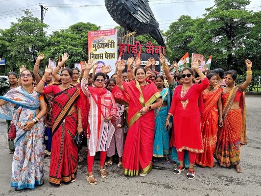 सीएम निवास घेराव में शामिल महिला कांग्रेस कार्यकताएं