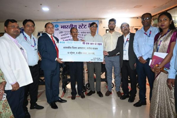 जिला अस्पताल को एसबीआई के सीएसआर से मिले स्ट्रेचर, व्हील चेयर और पंखे