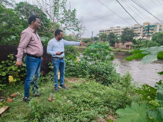 बारिश को देखते हुए  नहर-नालों का निरीक्षण