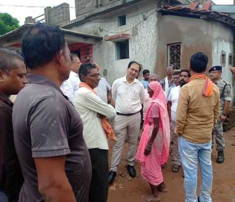 कलेक्टर ने जिले में बाढ़ प्रभावित क्षेत्रों का किया दौरा   बाढ़ प्रभावित परिवारों को राहत राशि दिलाने दिए निर्देश