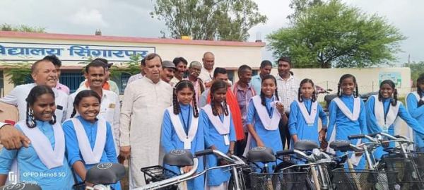 सरस्वती साइकिल योजना से बेटियों की शिक्षा की राह आसान-शिवरतन