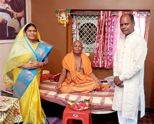 स्वामी विश्वज्योति से जनपद अध्यक्ष ने लिया आशीर्वाद