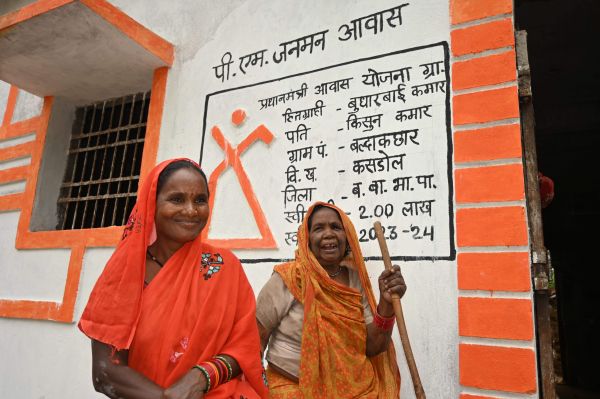 पीएम जनमन आवास योजना से संवरते सपने, सास-बहू को मिला अपना पक्का घर