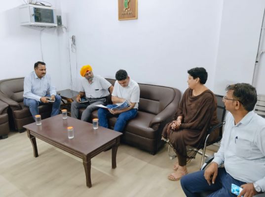उच्च अधिकारियों ने स्वामी आत्मानंद उत्कृष्ट विद्यालय का किया निरीक्षण, व्यवस्था पर जताई खुशी