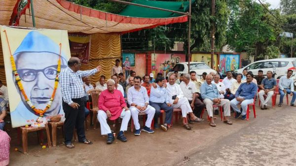 कुर्मी समाज ने किया प्रदर्शन