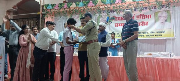 इंग्लिश मीडियम में आलेख, हिंदी मीडियम में अनमोल प्रथम, मिला 40 ग्राम चांदी का पदक