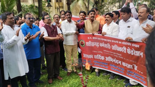 दोपहर कलेक्टोरेट में मशाल रैली  निकाल आक्रोश जताया कर्मियों ने 