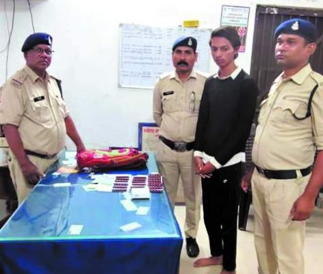 नशीले टैबलेट के साथ एक युवक गिरफ्तार