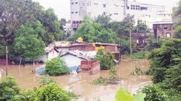 त्रिवेणी संगम लबालब, तटीय इलाकों में घुसा पानी