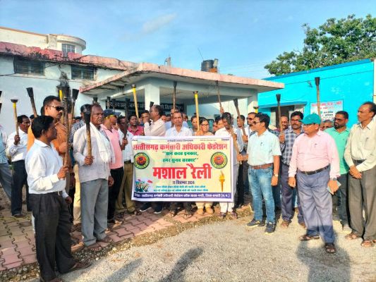 छत्तीसगढ़ कर्मचारी अधिकारी फेडरेशन ने मशाल रैली निकाल ज्ञापन सौंपा