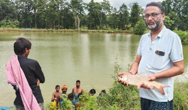 कड़ी मेहनत और समर्पण ने साधारण किसान को मछली पालन में दिलाई बड़ी सफलता